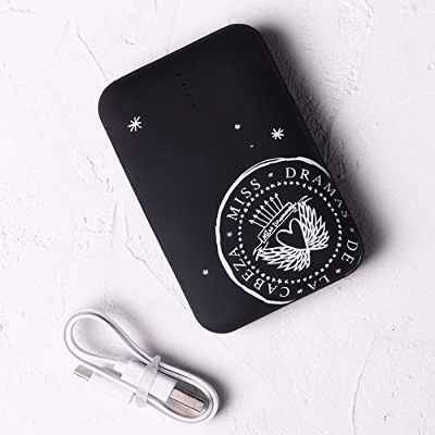 Wondee Lucia Be Power Bank 10.000 mAh Miss Dramones Bateria Externa Capacidad de 3 a 5 Cargas y Dos Puertos USB, Bateria Portatil para iPhone 13 12 11 X Pro MAX Samsung S21 S20 iPad Tablet Airpods